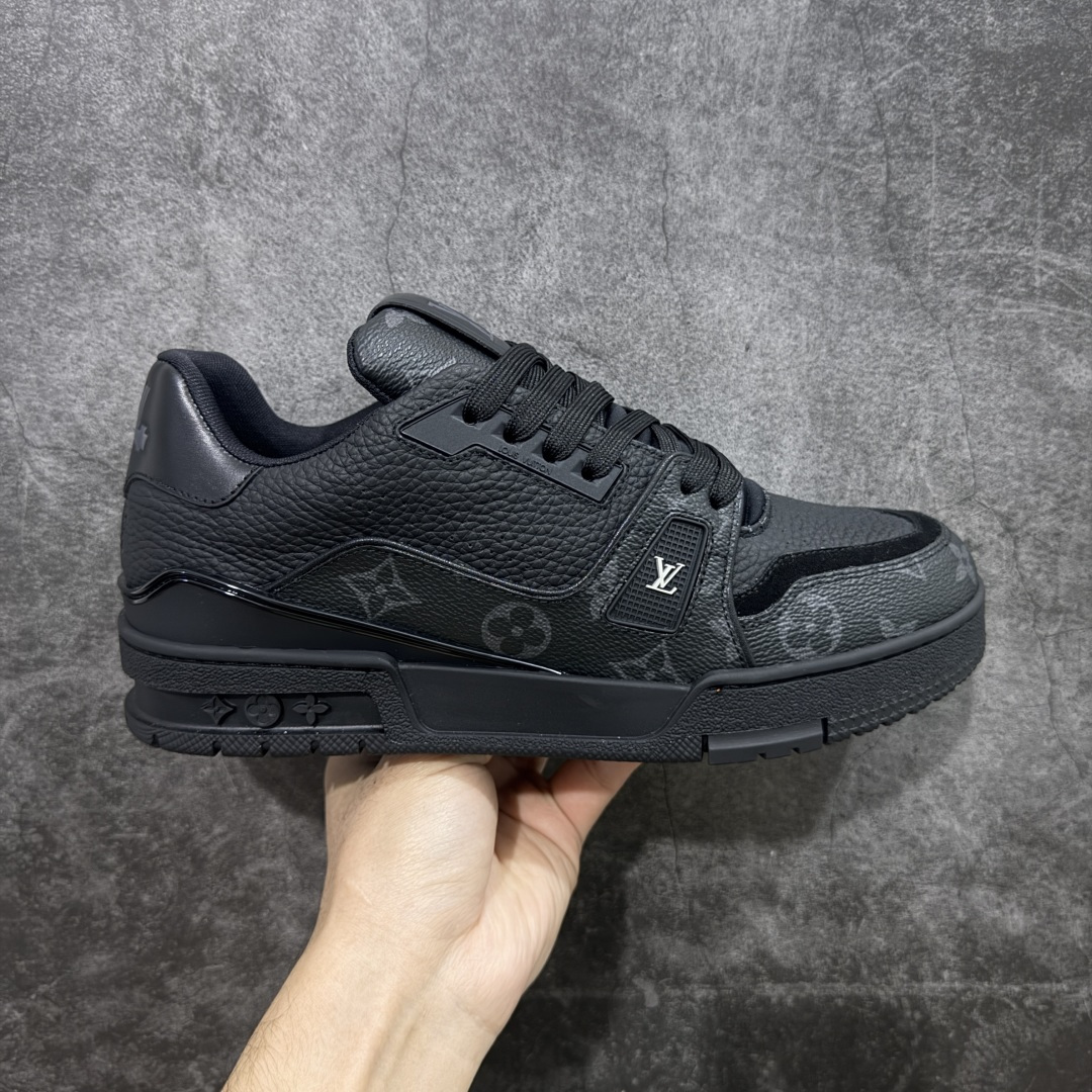 【天花板/Goat版】 市场最强版 没有之一的存在💪🏻 Louis Vuitton LV Trainer 系列全新版上架 手里有正品的可以对比下🆚懂货的看细节‼️ 此版品质是市场从未达到的新高度！ 整体版型 皮料 牛仔布的色差 压花纹路清晰度 后跟版型等等 都可以自行对比[机智]吊打市场所有货，怒甩十条街的那种，直接来正品对比图🆚，欢迎拿市场各大工厂的货来对比！ 尺码：38-45码-选品中心