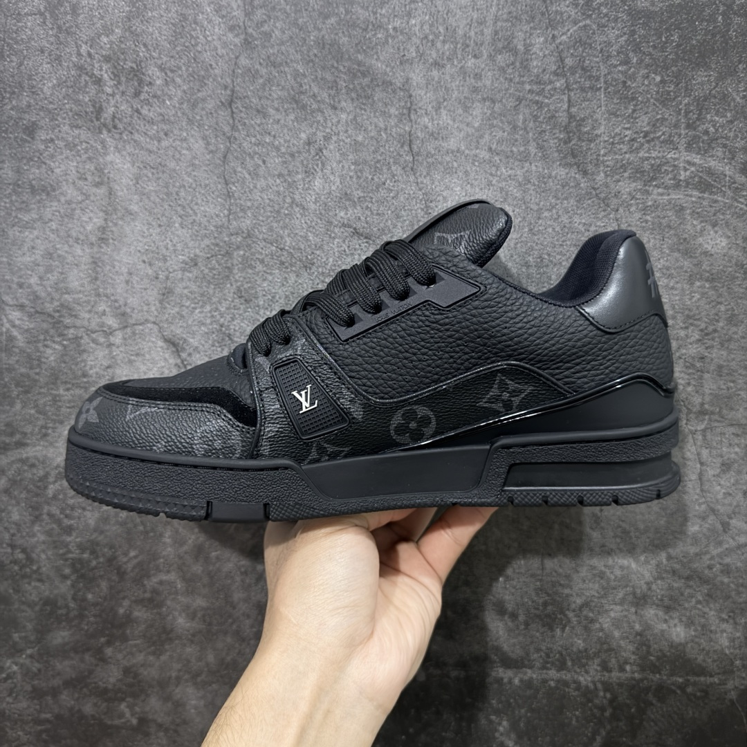 图片[2]-【天花板/Goat版】 市场最强版 没有之一的存在💪🏻 Louis Vuitton LV Trainer 系列全新版上架 手里有正品的可以对比下🆚懂货的看细节‼️ 此版品质是市场从未达到的新高度！ 整体版型 皮料 牛仔布的色差 压花纹路清晰度 后跟版型等等 都可以自行对比[机智]吊打市场所有货，怒甩十条街的那种，直接来正品对比图🆚，欢迎拿市场各大工厂的货来对比！ 尺码：38-45码-选品中心