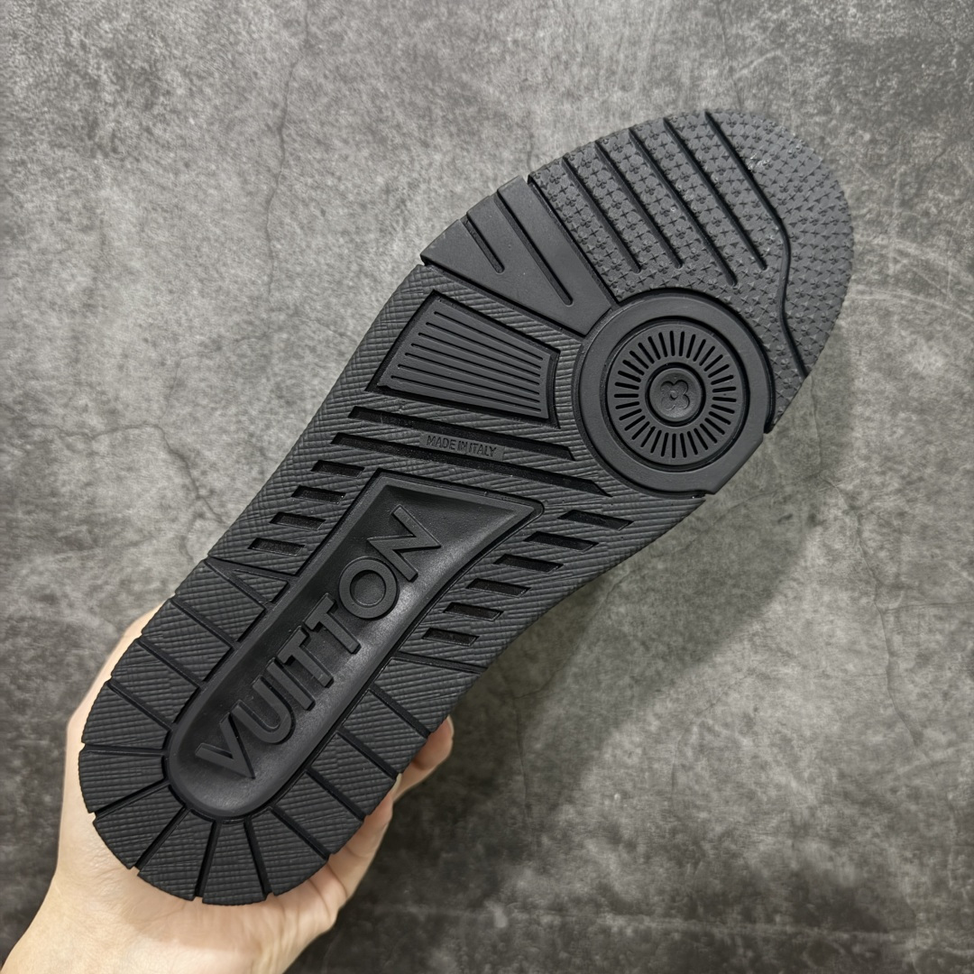 图片[9]-【天花板/Goat版】 市场最强版 没有之一的存在💪🏻 Louis Vuitton LV Trainer 系列全新版上架 手里有正品的可以对比下🆚懂货的看细节‼️ 此版品质是市场从未达到的新高度！ 整体版型 皮料 牛仔布的色差 压花纹路清晰度 后跟版型等等 都可以自行对比[机智]吊打市场所有货，怒甩十条街的那种，直接来正品对比图🆚，欢迎拿市场各大工厂的货来对比！ 尺码：38-45码-选品中心