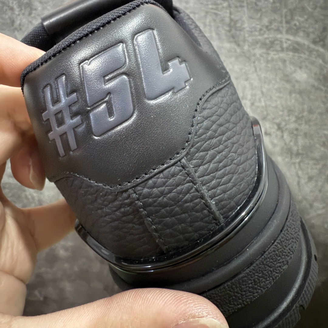 图片[2]-【天花板/Goat版】 市场最强版 没有之一的存在💪🏻 Louis Vuitton LV Trainer 系列全新版上架 手里有正品的可以对比下🆚懂货的看细节‼️ 此版品质是市场从未达到的新高度！ 整体版型 皮料 牛仔布的色差 压花纹路清晰度 后跟版型等等 都可以自行对比[机智]吊打市场所有货，怒甩十条街的那种，直接来正品对比图🆚，欢迎拿市场各大工厂的货来对比！ 尺码：38-45码-选品中心