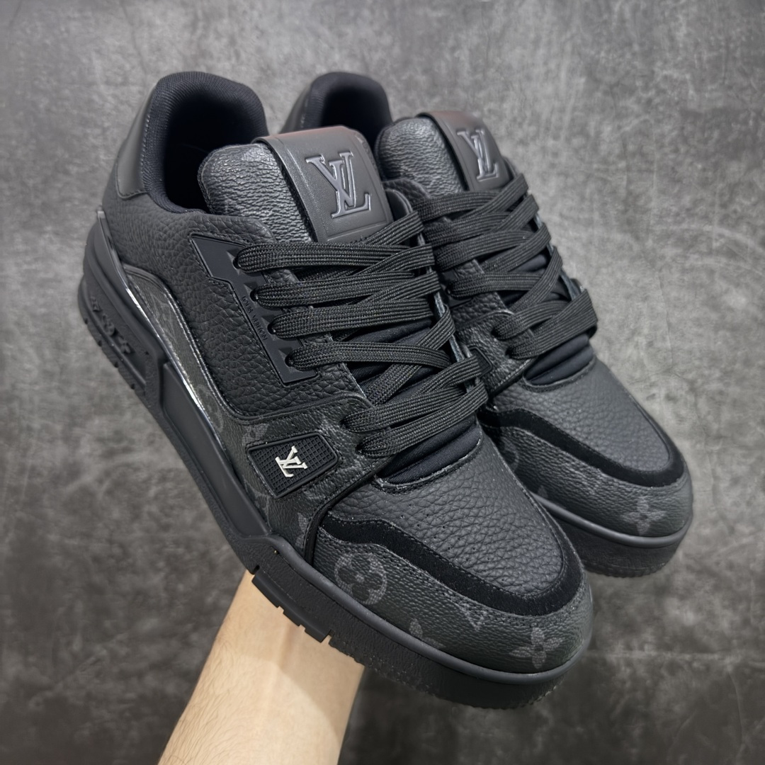 【天花板/Goat版】 市场最强版 没有之一的存在💪🏻 Louis Vuitton LV Trainer 系列全新版上架 手里有正品的可以对比下🆚懂货的看细节‼️ 此版品质是市场从未达到的新高度！ 整体版型 皮料 牛仔布的色差 压花纹路清晰度 后跟版型等等 都可以自行对比[机智]吊打市场所有货，怒甩十条街的那种，直接来正品对比图🆚，欢迎拿市场各大工厂的货来对比！ 尺码：38-45码-选品中心