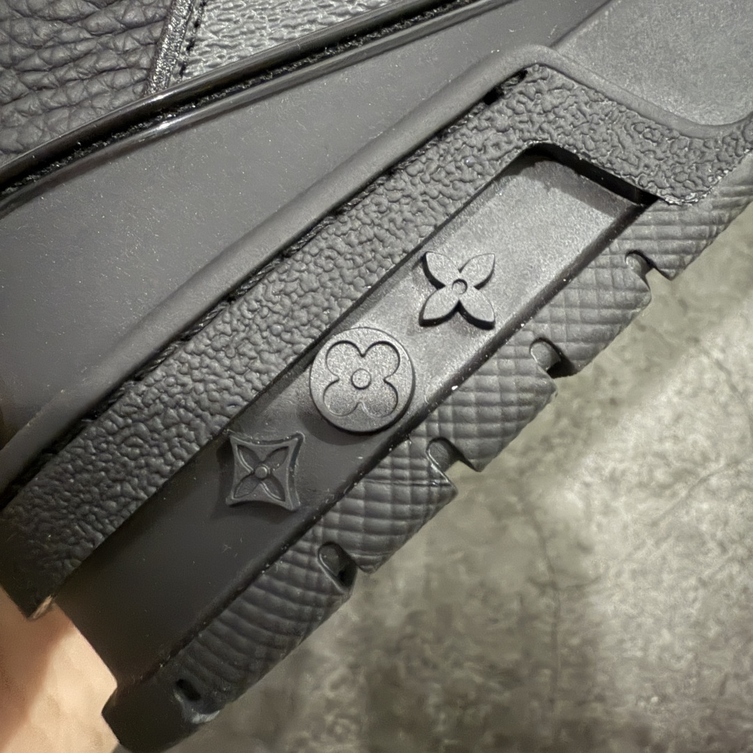 图片[3]-【天花板/Goat版】 市场最强版 没有之一的存在💪🏻 Louis Vuitton LV Trainer 系列全新版上架 手里有正品的可以对比下🆚懂货的看细节‼️ 此版品质是市场从未达到的新高度！ 整体版型 皮料 牛仔布的色差 压花纹路清晰度 后跟版型等等 都可以自行对比[机智]吊打市场所有货，怒甩十条街的那种，直接来正品对比图🆚，欢迎拿市场各大工厂的货来对比！ 尺码：38-45码-选品中心