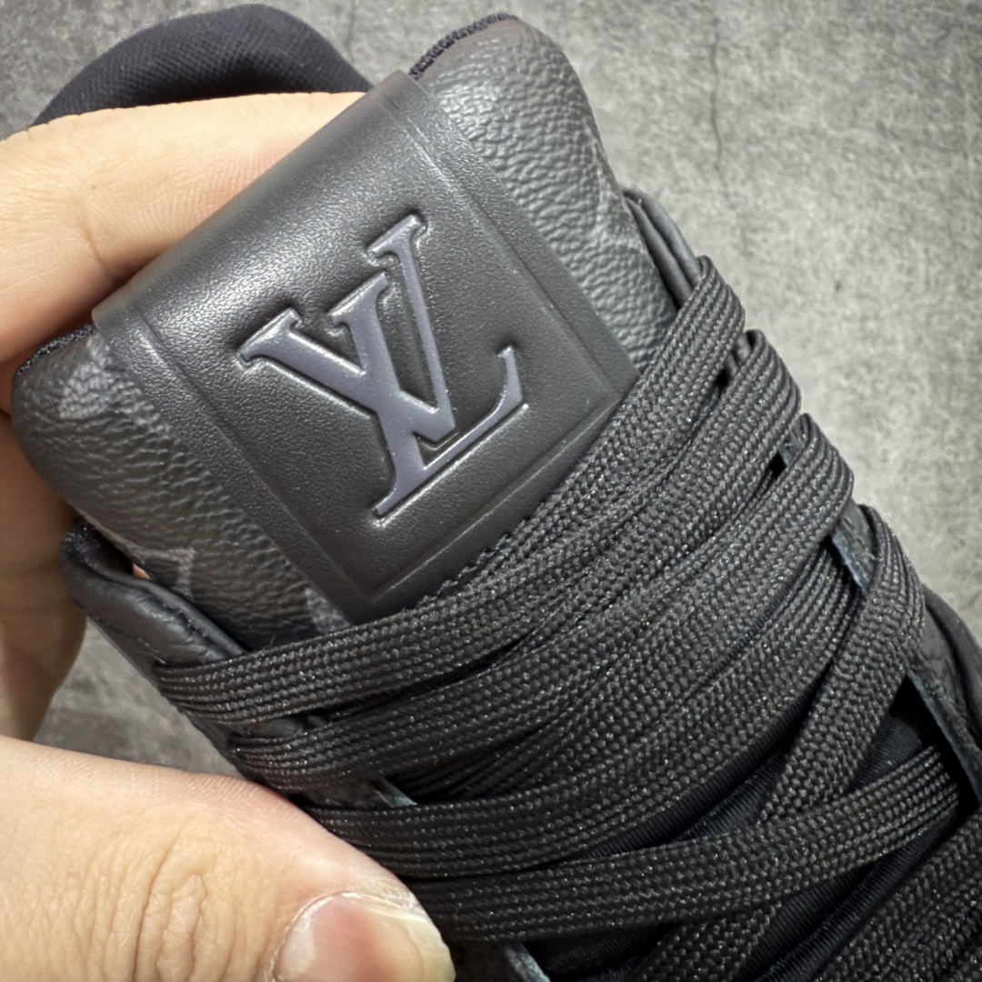 图片[6]-【天花板/Goat版】 市场最强版 没有之一的存在💪🏻 Louis Vuitton LV Trainer 系列全新版上架 手里有正品的可以对比下🆚懂货的看细节‼️ 此版品质是市场从未达到的新高度！ 整体版型 皮料 牛仔布的色差 压花纹路清晰度 后跟版型等等 都可以自行对比[机智]吊打市场所有货，怒甩十条街的那种，直接来正品对比图🆚，欢迎拿市场各大工厂的货来对比！ 尺码：38-45码-选品中心