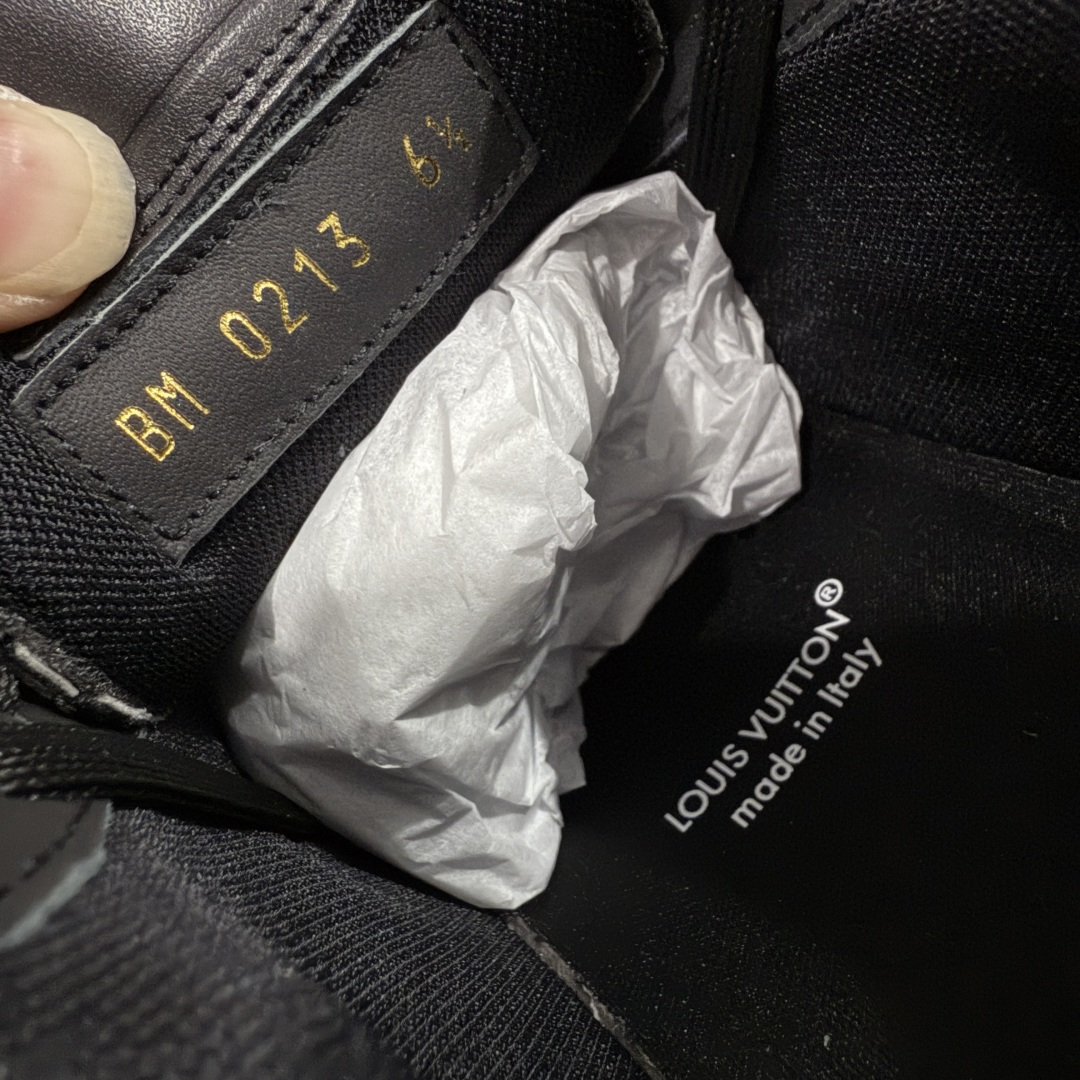 图片[7]-【天花板/Goat版】 市场最强版 没有之一的存在💪🏻 Louis Vuitton LV Trainer 系列全新版上架 手里有正品的可以对比下🆚懂货的看细节‼️ 此版品质是市场从未达到的新高度！ 整体版型 皮料 牛仔布的色差 压花纹路清晰度 后跟版型等等 都可以自行对比[机智]吊打市场所有货，怒甩十条街的那种，直接来正品对比图🆚，欢迎拿市场各大工厂的货来对比！ 尺码：38-45码-选品中心