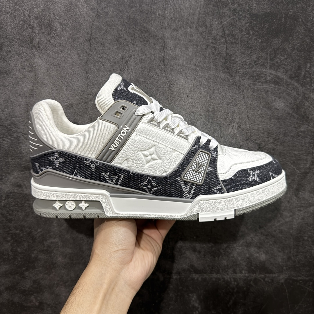 【ZOD版本】Louis Vuitton LV Trainer系列运动休闲板鞋 独家订单,从压花工艺、TPU胶片至大底制作,均采用独立开发的专属模具。定制皮料,细致还原原版纹路与光泽度,真正做到1:1对标原版。 真材实料,毫不妥协——克重与原鞋保持一致,上手一掂便知,原鞋的压手感,扎实分量与质感。市面上许多版本为控制成本,克重往往偏轻很多. 看货说话,真正原汁原味,不惧对比。懂行的大哥请看过来,市面上流通的各个版本任你比对,我们信心十足,静候您的检验。 尺码:35-46-选品中心