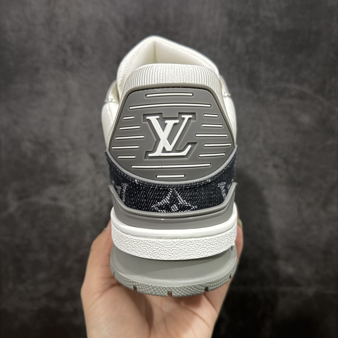 图片[4]-【ZOD版本】Louis Vuitton LV Trainer系列运动休闲板鞋 独家订单，从压花工艺、TPU胶片至大底制作，均采用独立开发的专属模具。定制皮料，细致还原原版纹路与光泽度，真正做到1：1对标原版。 真材实料，毫不妥协——克重与原鞋保持一致，上手一掂便知，原鞋的压手感，扎实分量与质感。市面上许多版本为控制成本，克重往往偏轻很多. 看货说话，真正原汁原味，不惧对比。懂行的大哥请看过来，市面上流通的各个版本任你比对，我们信心十足，静候您的检验。 尺码：35-46-选品中心