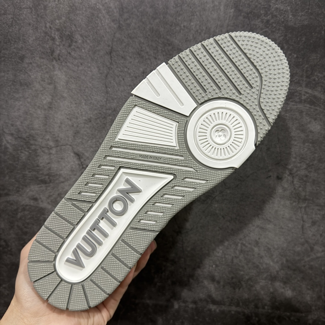 图片[9]-【ZOD版本】Louis Vuitton LV Trainer系列运动休闲板鞋 独家订单，从压花工艺、TPU胶片至大底制作，均采用独立开发的专属模具。定制皮料，细致还原原版纹路与光泽度，真正做到1：1对标原版。 真材实料，毫不妥协——克重与原鞋保持一致，上手一掂便知，原鞋的压手感，扎实分量与质感。市面上许多版本为控制成本，克重往往偏轻很多. 看货说话，真正原汁原味，不惧对比。懂行的大哥请看过来，市面上流通的各个版本任你比对，我们信心十足，静候您的检验。 尺码：35-46-选品中心