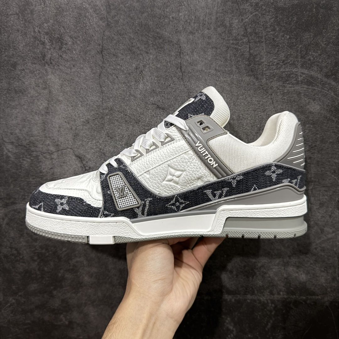 图片[2]-【ZOD版本】Louis Vuitton LV Trainer系列运动休闲板鞋 独家订单，从压花工艺、TPU胶片至大底制作，均采用独立开发的专属模具。定制皮料，细致还原原版纹路与光泽度，真正做到1：1对标原版。 真材实料，毫不妥协——克重与原鞋保持一致，上手一掂便知，原鞋的压手感，扎实分量与质感。市面上许多版本为控制成本，克重往往偏轻很多. 看货说话，真正原汁原味，不惧对比。懂行的大哥请看过来，市面上流通的各个版本任你比对，我们信心十足，静候您的检验。 尺码：35-46-选品中心