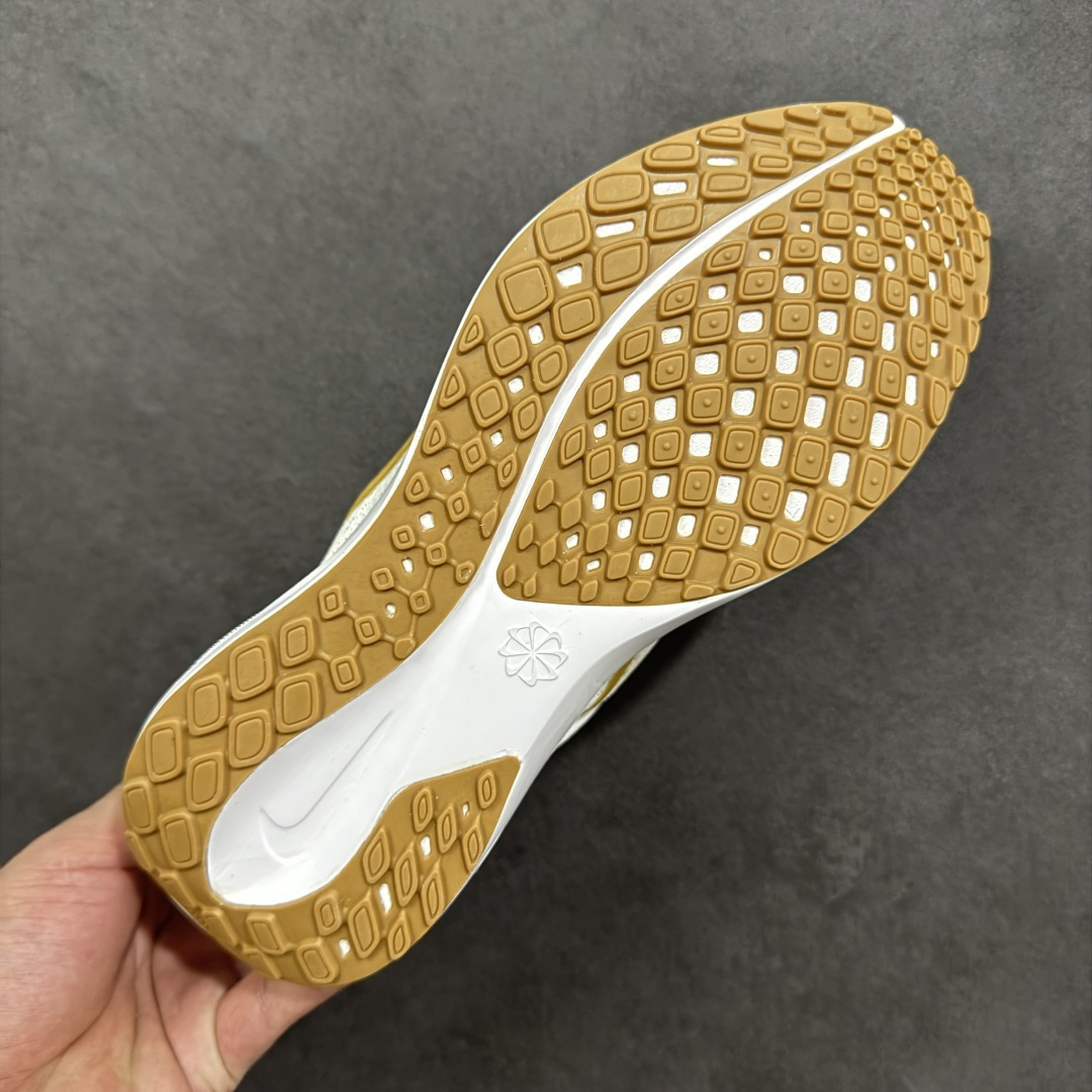 图片[9]-【GQ福利】奥莱ZP单 专柜货品 Nike Pegasus 41 代飞马专业跑鞋 5000双极限清仓 售后无忧 NK Air Zoom Pegasus 41登月 飞马跑鞋 鞋面采用外层由韧性纱线+内层网眼布的设计，在确保稳定性和耐久性的同时，也保证了贴合舒适及透气性能 此外，鞋带孔也从飞线变为全新板带设计，提供更加舒适的锁定贴合 中底方面为 全掌react泡棉+内嵌前后掌双Zoom Air气垫的配置组合，经典的华夫格大底则能确保抓地 尺码：36-45 货号：FD2723-005 编码：QGA180190-选品中心