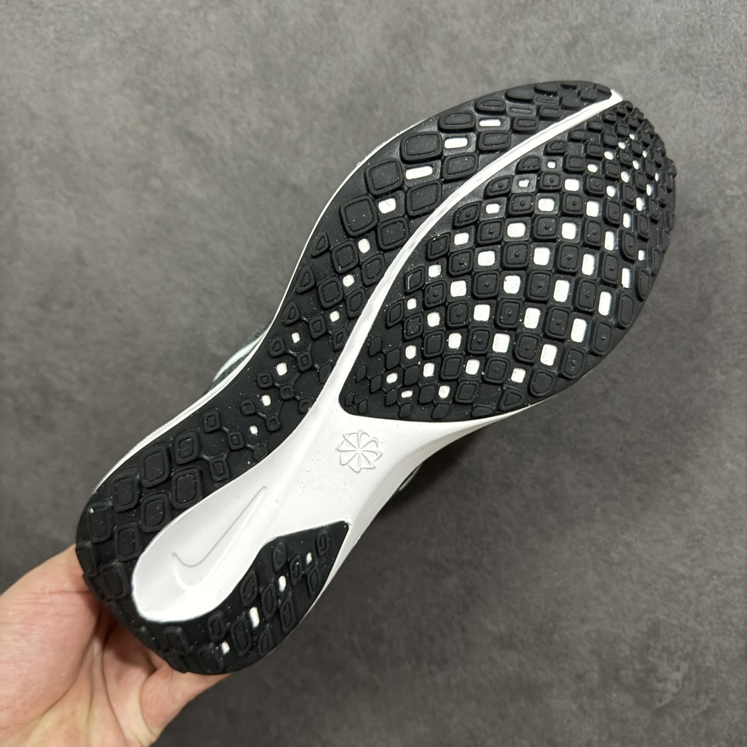 图片[9]-【GQ福利】奥莱ZP单 专柜货品 Nike Pegasus 41 代飞马专业跑鞋 5000双极限清仓 售后无忧 NK Air Zoom Pegasus 41登月 飞马跑鞋 鞋面采用外层由韧性纱线+内层网眼布的设计，在确保稳定性和耐久性的同时，也保证了贴合舒适及透气性能 此外，鞋带孔也从飞线变为全新板带设计，提供更加舒适的锁定贴合 中底方面为 全掌react泡棉+内嵌前后掌双Zoom Air气垫的配置组合，经典的华夫格大底则能确保抓地 尺码：36-45 货号：FD2722-009 编码：QGA180190-选品中心