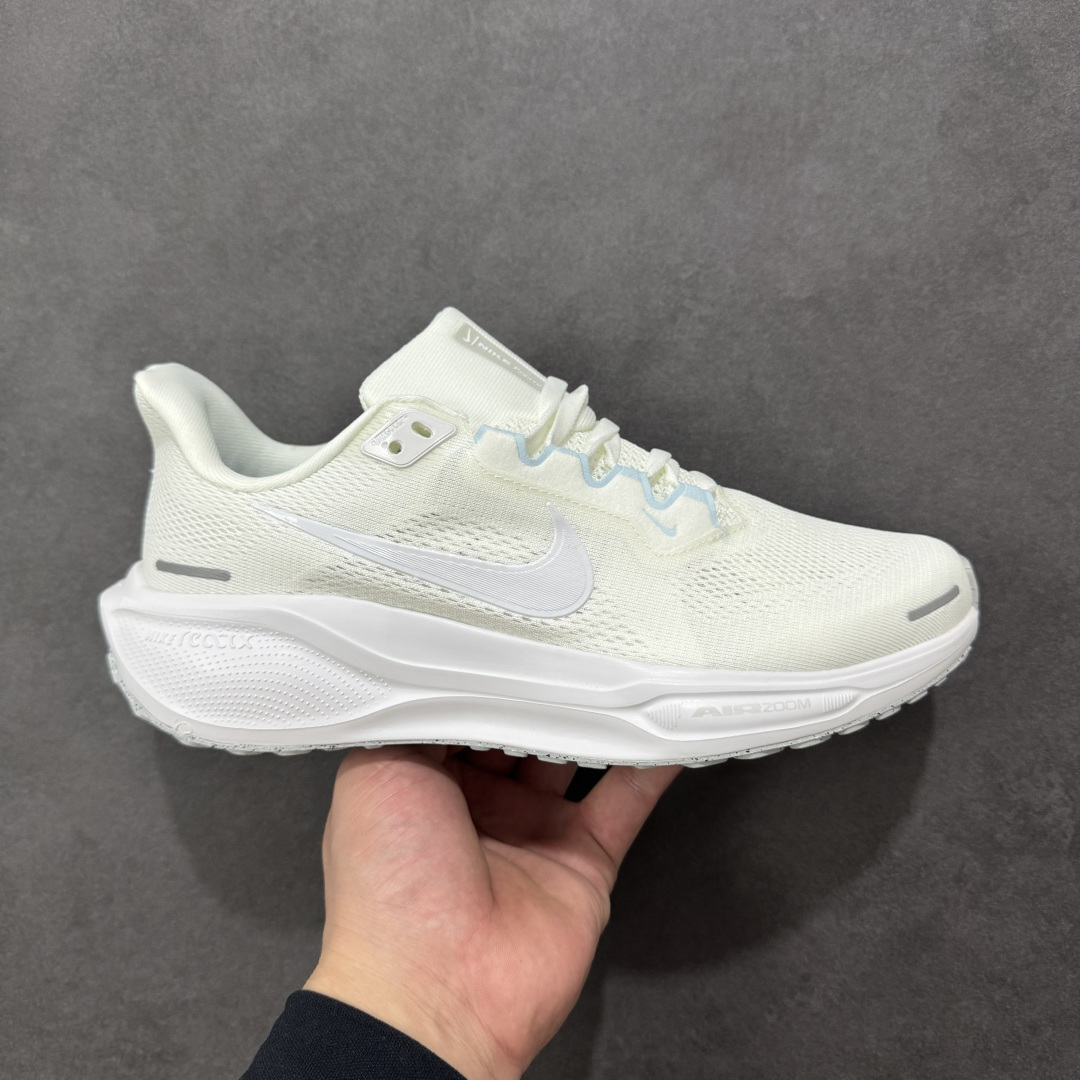 【GQ福利】奥莱ZP单 专柜货品 Nike Pegasus 41 代飞马专业跑鞋 5000双极限清仓 售后无忧 NK Air Zoom Pegasus 41登月 飞马跑鞋 鞋面采用外层由韧性纱线+内层网眼布的设计,在确保稳定性和耐久性的同时,也保证了贴合舒适及透气性能 此外,鞋带孔也从飞线变为全新板带设计,提供更加舒适的锁定贴合 中底方面为 全掌react泡棉+内嵌前后掌双Zoom Air气垫的配置组合,经典的华夫格大底则能确保抓地 尺码:36-45 货号:FD2722-102 编码:QGA180190-选品中心