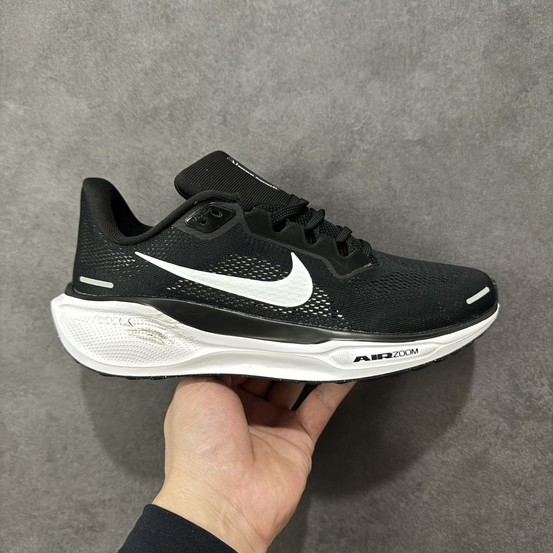 【GQ福利】奥莱ZP单 专柜货品 Nike Pegasus 41 代飞马专业跑鞋 5000双极限清仓 售后无忧 NK Air Zoom Pegasus 41登月 飞马跑鞋 鞋面采用外层由韧性纱线+内层网眼布的设计,在确保稳定性和耐久性的同时,也保证了贴合舒适及透气性能 此外,鞋带孔也从飞线变为全新板带设计,提供更加舒适的锁定贴合 中底方面为 全掌react泡棉+内嵌前后掌双Zoom Air气垫的配置组合,经典的华夫格大底则能确保抓地 尺码:36-45 货号:FD2722-002 编码:QGA180190-选品中心