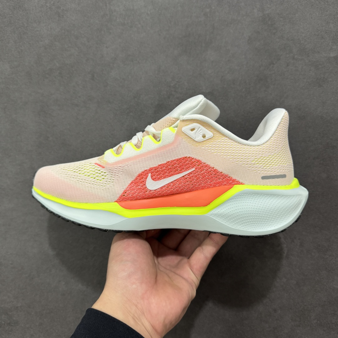 图片[2]-【GQ福利】奥莱ZP单 专柜货品 Nike Pegasus 41 代飞马专业跑鞋 5000双极限清仓 售后无忧 NK Air Zoom Pegasus 41登月 飞马跑鞋 鞋面采用外层由韧性纱线+内层网眼布的设计，在确保稳定性和耐久性的同时，也保证了贴合舒适及透气性能 此外，鞋带孔也从飞线变为全新板带设计，提供更加舒适的锁定贴合 中底方面为 全掌react泡棉+内嵌前后掌双Zoom Air气垫的配置组合，经典的华夫格大底则能确保抓地 尺码：36-45 货号：FD2722-100 编码：QGA180190-选品中心
