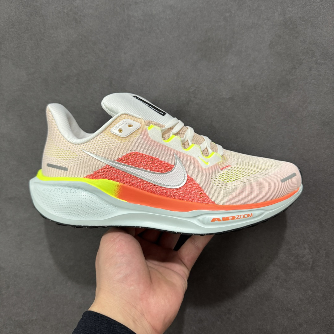 【GQ福利】奥莱ZP单 专柜货品 Nike Pegasus 41 代飞马专业跑鞋 5000双极限清仓 售后无忧 NK Air Zoom Pegasus 41登月 飞马跑鞋 鞋面采用外层由韧性纱线+内层网眼布的设计,在确保稳定性和耐久性的同时,也保证了贴合舒适及透气性能 此外,鞋带孔也从飞线变为全新板带设计,提供更加舒适的锁定贴合 中底方面为 全掌react泡棉+内嵌前后掌双Zoom Air气垫的配置组合,经典的华夫格大底则能确保抓地 尺码:36-45 货号:FD2722-100 编码:QGA180190-选品中心