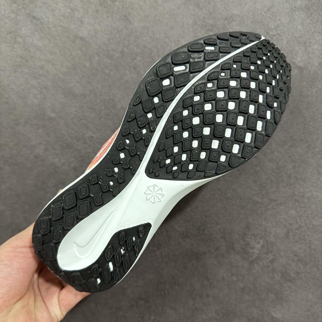 图片[9]-【GQ福利】奥莱ZP单 专柜货品 Nike Pegasus 41 代飞马专业跑鞋 5000双极限清仓 售后无忧 NK Air Zoom Pegasus 41登月 飞马跑鞋 鞋面采用外层由韧性纱线+内层网眼布的设计，在确保稳定性和耐久性的同时，也保证了贴合舒适及透气性能 此外，鞋带孔也从飞线变为全新板带设计，提供更加舒适的锁定贴合 中底方面为 全掌react泡棉+内嵌前后掌双Zoom Air气垫的配置组合，经典的华夫格大底则能确保抓地 尺码：36-45 货号：FD2722-100 编码：QGA180190-选品中心