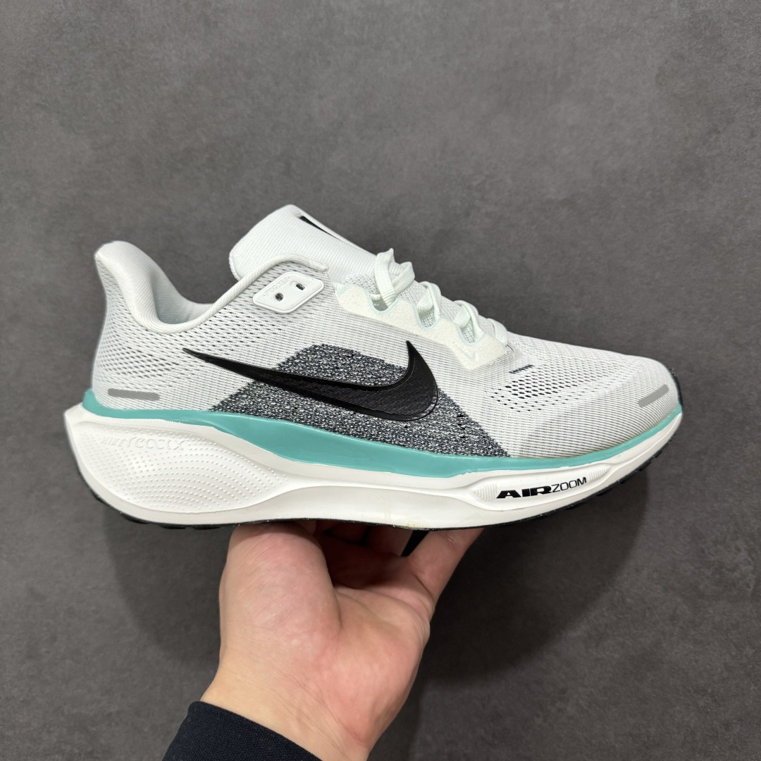 【GQ福利】奥莱ZP单 专柜货品 Nike Pegasus 41 代飞马专业跑鞋 5000双极限清仓 售后无忧 NK Air Zoom Pegasus 41登月 飞马跑鞋 鞋面采用外层由韧性纱线+内层网眼布的设计,在确保稳定性和耐久性的同时,也保证了贴合舒适及透气性能 此外,鞋带孔也从飞线变为全新板带设计,提供更加舒适的锁定贴合 中底方面为 全掌react泡棉+内嵌前后掌双Zoom Air气垫的配置组合,经典的华夫格大底则能确保抓地 尺码:36-45 货号:FD2722-103 编码:QGA180190-选品中心
