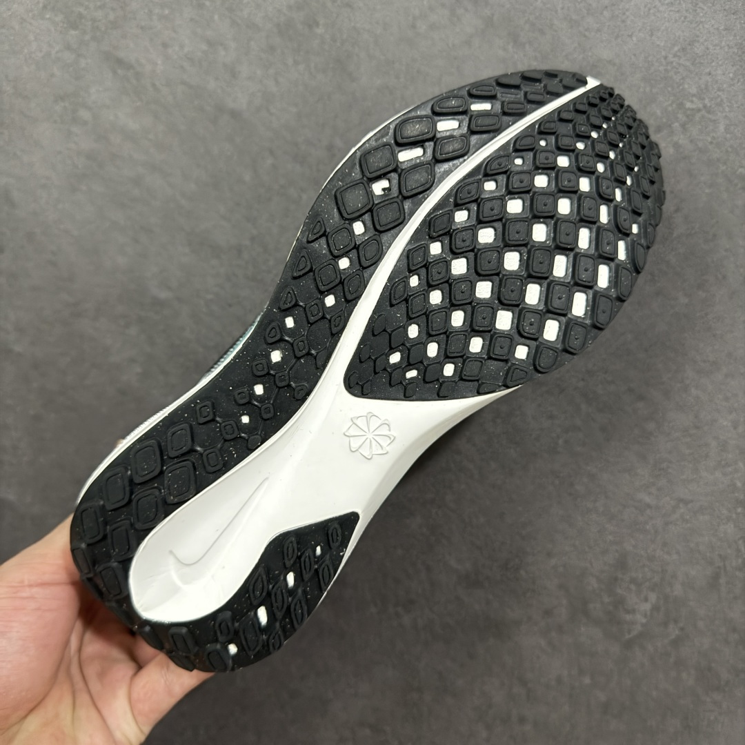 图片[9]-【GQ福利】奥莱ZP单 专柜货品 Nike Pegasus 41 代飞马专业跑鞋 5000双极限清仓 售后无忧 NK Air Zoom Pegasus 41登月 飞马跑鞋 鞋面采用外层由韧性纱线+内层网眼布的设计，在确保稳定性和耐久性的同时，也保证了贴合舒适及透气性能 此外，鞋带孔也从飞线变为全新板带设计，提供更加舒适的锁定贴合 中底方面为 全掌react泡棉+内嵌前后掌双Zoom Air气垫的配置组合，经典的华夫格大底则能确保抓地 尺码：36-45 货号：FD2722-103 编码：QGA180190-选品中心