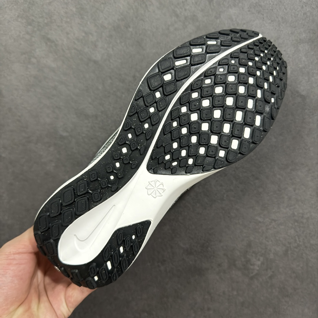 图片[9]-【GQ福利】奥莱ZP单 专柜货品 Nike Pegasus 41 代飞马专业跑鞋 5000双极限清仓 售后无忧 NK Air Zoom Pegasus 41登月 飞马跑鞋 鞋面采用外层由韧性纱线+内层网眼布的设计，在确保稳定性和耐久性的同时，也保证了贴合舒适及透气性能 此外，鞋带孔也从飞线变为全新板带设计，提供更加舒适的锁定贴合 中底方面为 全掌react泡棉+内嵌前后掌双Zoom Air气垫的配置组合，经典的华夫格大底则能确保抓地 尺码：36-45 货号：FD2722-022 编码：QGA180190-选品中心