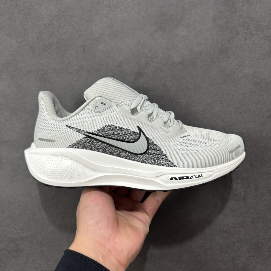 【GQ福利】奥莱ZP单 专柜货品 Nike Pegasus 41 代飞马专业跑鞋 5000双极限清仓 售后无忧 NK Air Zoom Pegasus 41登月 飞马跑鞋 鞋面采用外层由韧性纱线+内层网眼布的设计,在确保稳定性和耐久性的同时,也保证了贴合舒适及透气性能 此外,鞋带孔也从飞线变为全新板带设计,提供更加舒适的锁定贴合 中底方面为 全掌react泡棉+内嵌前后掌双Zoom Air气垫的配置组合,经典的华夫格大底则能确保抓地 尺码:36-45 货号:FD2722-022 编码:QGA180190-选品中心