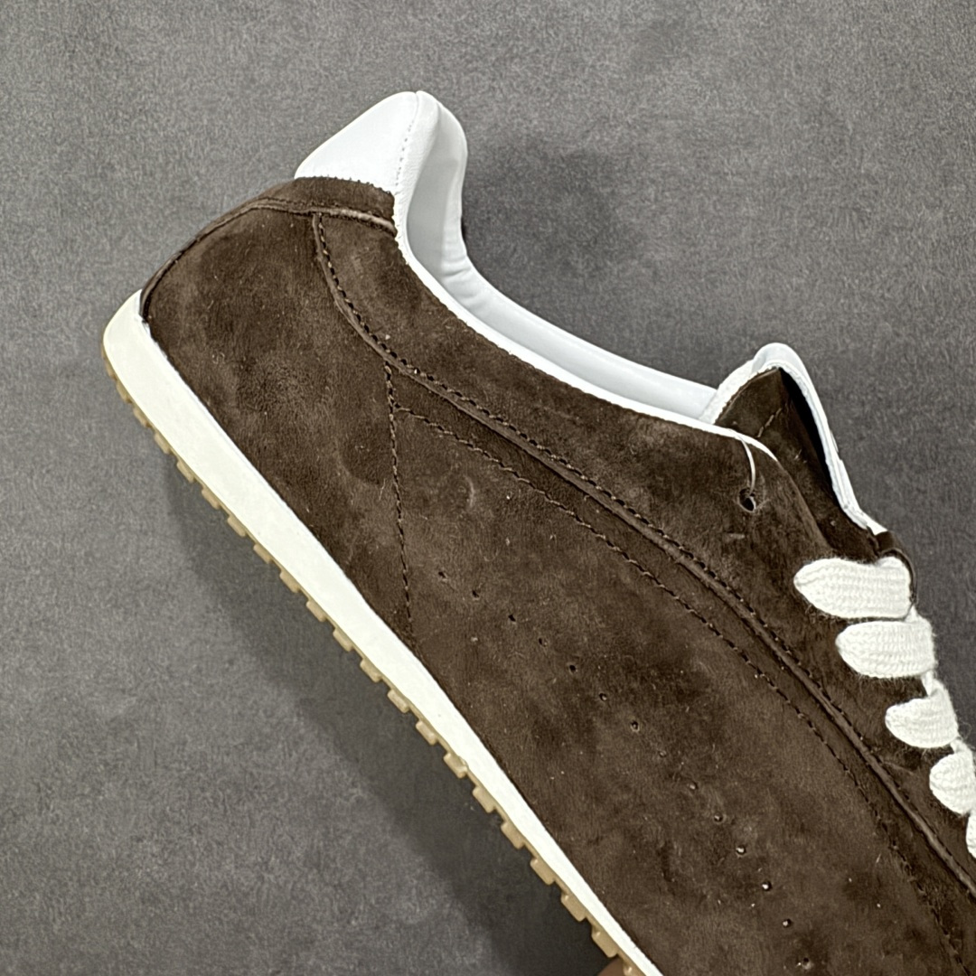 图片[6]-【公司级】Alo Yoga Sunset 低帮 男女同款 德训鞋舒适百搭防滑耐磨低邦生活休闲鞋“麂皮浅骨白生胶底” 设计灵感源自洛杉矶日落大道，把加州的自由随性穿在脚上。低帮鞋型、柔软绒面革鞋面，复古又时尚，从健身房到街头，无缝切换；RecoveryL Foama鞋垫，脚感就像踩在云朵上，宽鞋带加上缓震鞋领，贴合双脚，给你稳稳的舒适。 型号 A0891U 尺码：36 37 38 39 40 41 42 43 44 45 编码：HXSB250260-选品中心