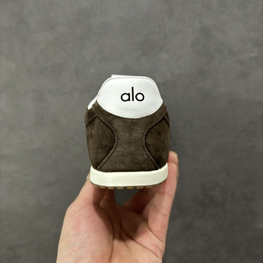 图片[4]-【公司级】Alo Yoga Sunset 低帮 男女同款 德训鞋舒适百搭防滑耐磨低邦生活休闲鞋“麂皮浅骨白生胶底” 设计灵感源自洛杉矶日落大道，把加州的自由随性穿在脚上。低帮鞋型、柔软绒面革鞋面，复古又时尚，从健身房到街头，无缝切换；RecoveryL Foama鞋垫，脚感就像踩在云朵上，宽鞋带加上缓震鞋领，贴合双脚，给你稳稳的舒适。 型号 A0891U 尺码：36 37 38 39 40 41 42 43 44 45 编码：HXSB250260-选品中心