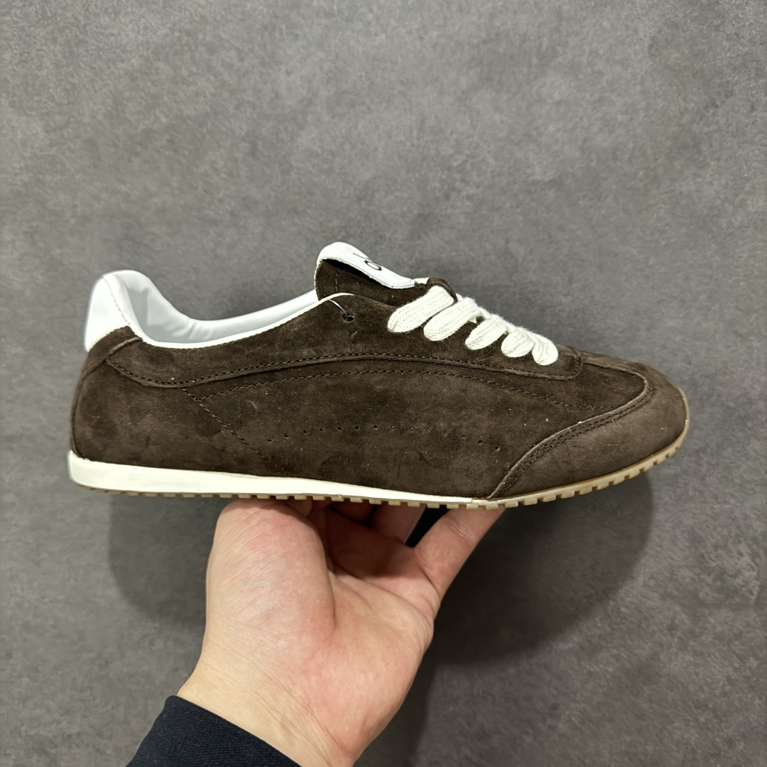 【公司级】Alo Yoga Sunset 低帮 男女同款 德训鞋舒适百搭防滑耐磨低邦生活休闲鞋“麂皮浅骨白生胶底” 设计灵感源自洛杉矶日落大道,把加州的自由随性穿在脚上。低帮鞋型、柔软绒面革鞋面,复古又时尚,从健身房到街头,无缝切换;RecoveryL Foama鞋垫,脚感就像踩在云朵上,宽鞋带加上缓震鞋领,贴合双脚,给你稳稳的舒适。 型号 A0891U 尺码:36 37 38 39 40 41 42 43 44 45 编码:HXSB250260-选品中心