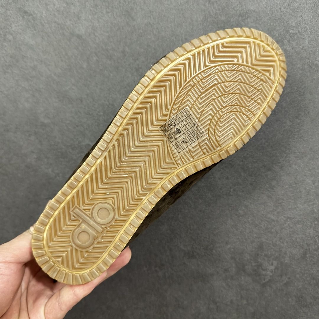 图片[9]-【公司级】Alo Yoga Sunset 低帮 男女同款 德训鞋舒适百搭防滑耐磨低邦生活休闲鞋“麂皮浅骨白生胶底” 设计灵感源自洛杉矶日落大道，把加州的自由随性穿在脚上。低帮鞋型、柔软绒面革鞋面，复古又时尚，从健身房到街头，无缝切换；RecoveryL Foama鞋垫，脚感就像踩在云朵上，宽鞋带加上缓震鞋领，贴合双脚，给你稳稳的舒适。 型号 A0891U 尺码：36 37 38 39 40 41 42 43 44 45 编码：HXSB250260-选品中心