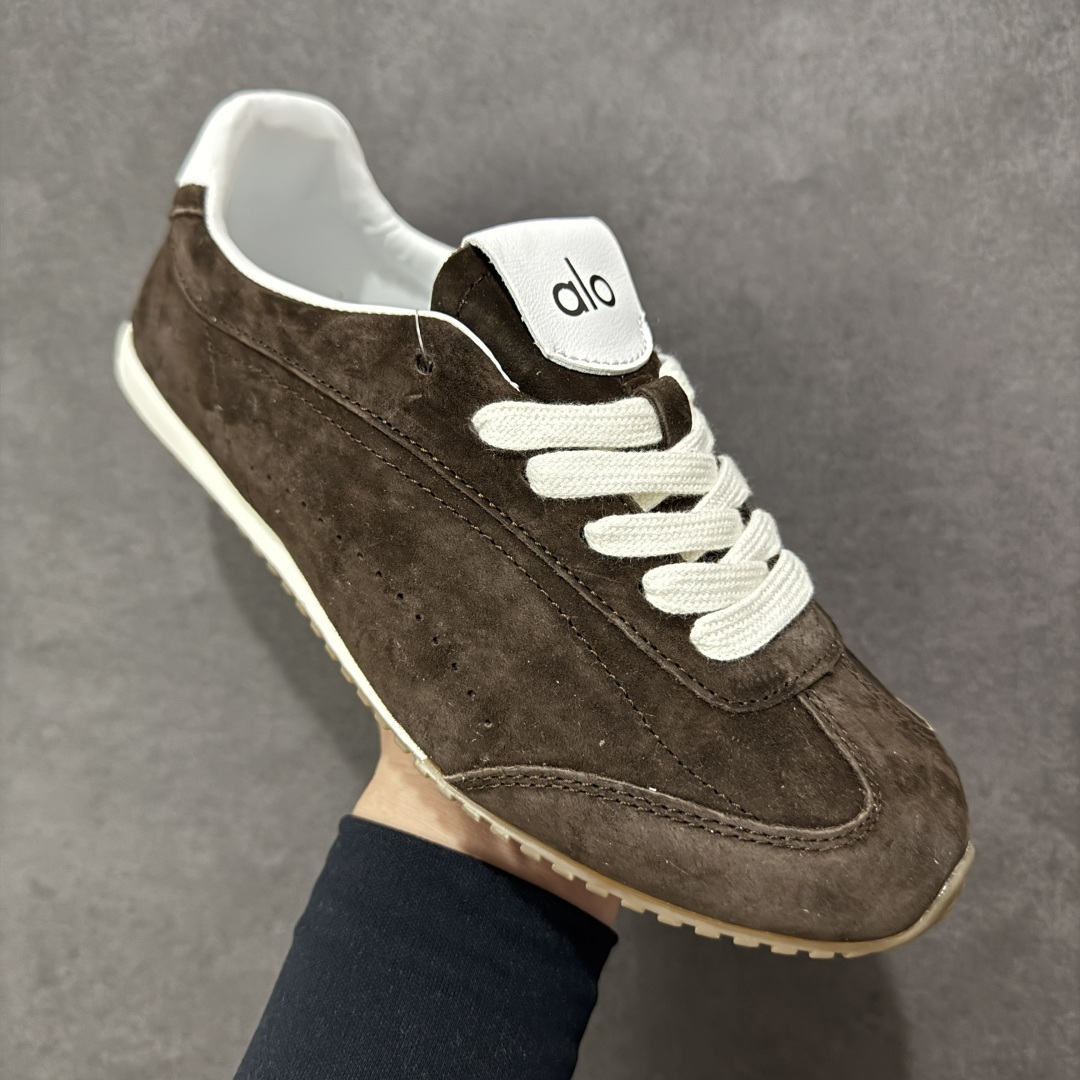 图片[3]-【公司级】Alo Yoga Sunset 低帮 男女同款 德训鞋舒适百搭防滑耐磨低邦生活休闲鞋“麂皮浅骨白生胶底” 设计灵感源自洛杉矶日落大道，把加州的自由随性穿在脚上。低帮鞋型、柔软绒面革鞋面，复古又时尚，从健身房到街头，无缝切换；RecoveryL Foama鞋垫，脚感就像踩在云朵上，宽鞋带加上缓震鞋领，贴合双脚，给你稳稳的舒适。 型号 A0891U 尺码：36 37 38 39 40 41 42 43 44 45 编码：HXSB250260-选品中心