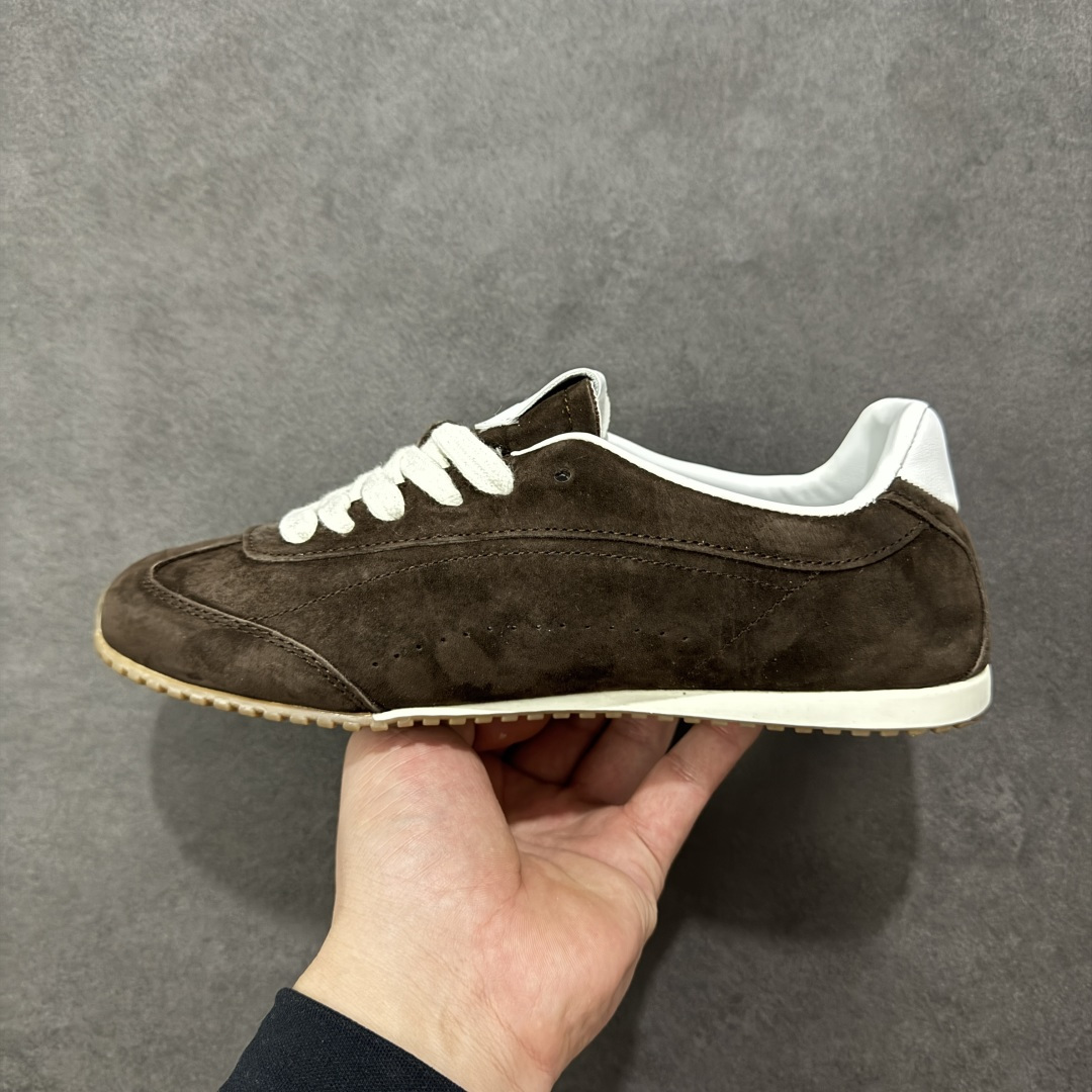 图片[2]-【公司级】Alo Yoga Sunset 低帮 男女同款 德训鞋舒适百搭防滑耐磨低邦生活休闲鞋“麂皮浅骨白生胶底” 设计灵感源自洛杉矶日落大道，把加州的自由随性穿在脚上。低帮鞋型、柔软绒面革鞋面，复古又时尚，从健身房到街头，无缝切换；RecoveryL Foama鞋垫，脚感就像踩在云朵上，宽鞋带加上缓震鞋领，贴合双脚，给你稳稳的舒适。 型号 A0891U 尺码：36 37 38 39 40 41 42 43 44 45 编码：HXSB250260-选品中心