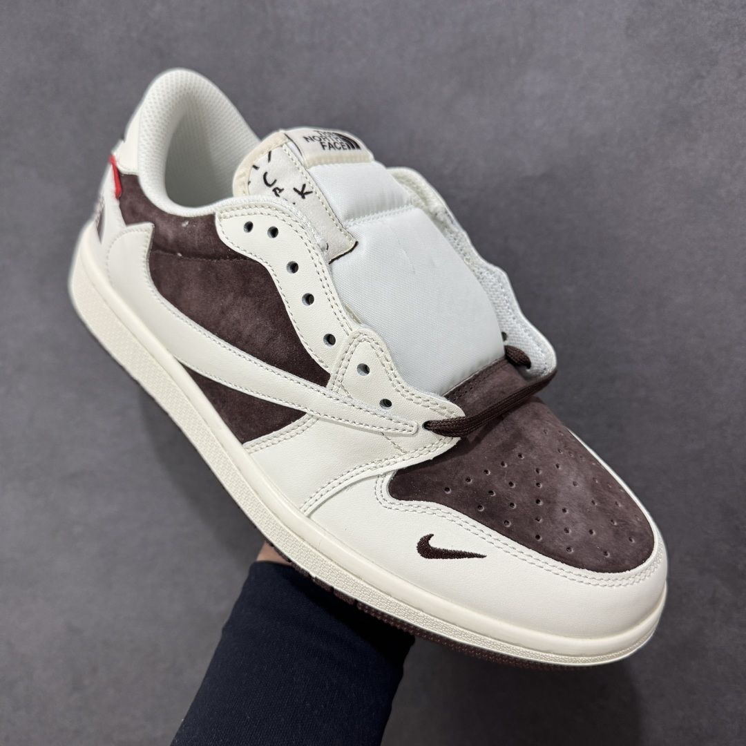 图片[3]-【定制版】Travis Scott x Fragment Design x Jordan Air Jordan 1 Low OG SP “北面三方联名-米棕猪八革” 多方联名合作融合了Travi灰勾s Scott 独特的音乐风格，藤原浩个性的设计风格以及Jordan品牌的经典元素 使其成为一双具有独特身份和价值的鞋子 清新而立体的外观加上联名标识更突出了其独特身份 这种配色方案显示出活力和时尚感 在视觉上引人注目 鞋身的质感和细腻的细节处理使其显得高端而格调十足 这款“倒钩”联名是设计与创意完美结合 融合多方的个性风格是一款备受瞩目的潮流鞋款 低帮休闲板鞋 定制鞋盒 大厂纯原品质出货 超高清洁度 皮料切割干净无任何毛边 细节完美 货号： DM7866-121 尺码： 36 36.5 37.5 38 38.5 39 40 40.5 41 42 42.5 43 44 44.5 45-选品中心