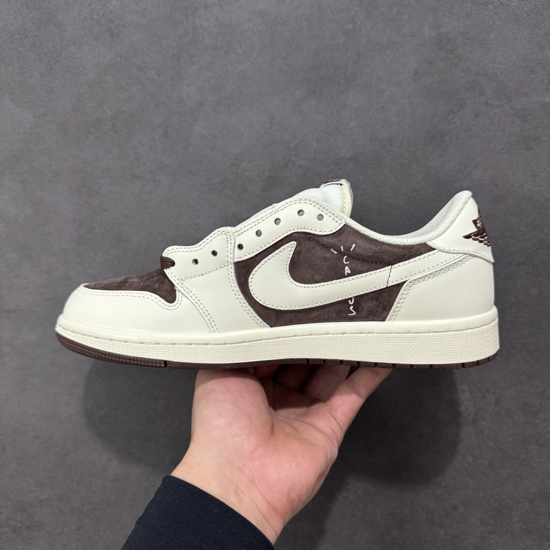 图片[2]-【定制版】Travis Scott x Fragment Design x Jordan Air Jordan 1 Low OG SP “北面三方联名-米棕猪八革” 多方联名合作融合了Travi灰勾s Scott 独特的音乐风格，藤原浩个性的设计风格以及Jordan品牌的经典元素 使其成为一双具有独特身份和价值的鞋子 清新而立体的外观加上联名标识更突出了其独特身份 这种配色方案显示出活力和时尚感 在视觉上引人注目 鞋身的质感和细腻的细节处理使其显得高端而格调十足 这款“倒钩”联名是设计与创意完美结合 融合多方的个性风格是一款备受瞩目的潮流鞋款 低帮休闲板鞋 定制鞋盒 大厂纯原品质出货 超高清洁度 皮料切割干净无任何毛边 细节完美 货号： DM7866-121 尺码： 36 36.5 37.5 38 38.5 39 40 40.5 41 42 42.5 43 44 44.5 45-选品中心