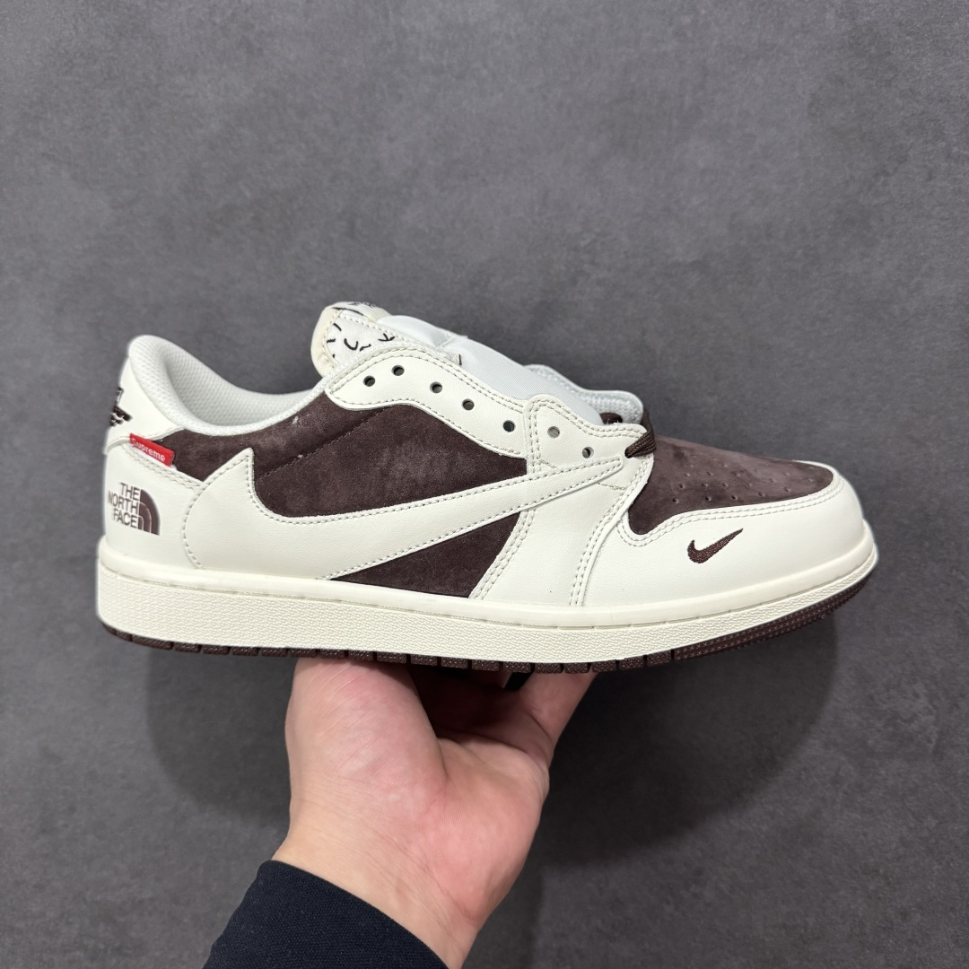【定制版】Travis Scott x Fragment Design x Jordan Air Jordan 1 Low OG SP “北面三方联名-米棕猪八革” 多方联名合作融合了Travi灰勾s Scott 独特的音乐风格,藤原浩个性的设计风格以及Jordan品牌的经典元素 使其成为一双具有独特身份和价值的鞋子 清新而立体的外观加上联名标识更突出了其独特身份 这种配色方案显示出活力和时尚感 在视觉上引人注目 鞋身的质感和细腻的细节处理使其显得高端而格调十足 这款“倒钩”联名是设计与创意完美结合 融合多方的个性风格是一款备受瞩目的潮流鞋款 低帮休闲板鞋 定制鞋盒 大厂纯原品质出货 超高清洁度 皮料切割干净无任何毛边 细节完美 货号: DM7866-121 尺码: 36 36.5 37.5 38 38.5 39 40 40.5 41 42 42.5 43 44 44.5 45-选品中心