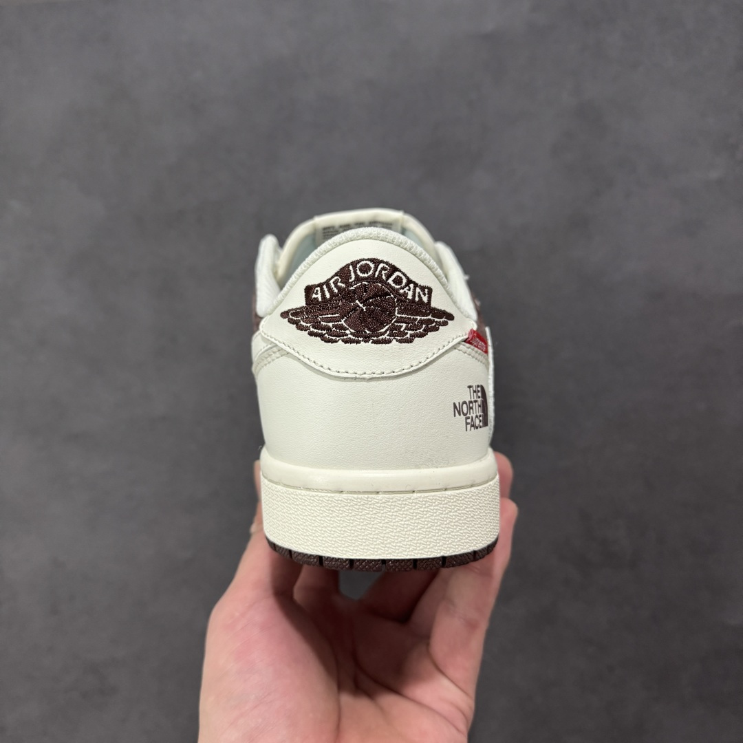 图片[4]-【定制版】Travis Scott x Fragment Design x Jordan Air Jordan 1 Low OG SP “北面三方联名-米棕猪八革” 多方联名合作融合了Travi灰勾s Scott 独特的音乐风格，藤原浩个性的设计风格以及Jordan品牌的经典元素 使其成为一双具有独特身份和价值的鞋子 清新而立体的外观加上联名标识更突出了其独特身份 这种配色方案显示出活力和时尚感 在视觉上引人注目 鞋身的质感和细腻的细节处理使其显得高端而格调十足 这款“倒钩”联名是设计与创意完美结合 融合多方的个性风格是一款备受瞩目的潮流鞋款 低帮休闲板鞋 定制鞋盒 大厂纯原品质出货 超高清洁度 皮料切割干净无任何毛边 细节完美 货号： DM7866-121 尺码： 36 36.5 37.5 38 38.5 39 40 40.5 41 42 42.5 43 44 44.5 45-选品中心