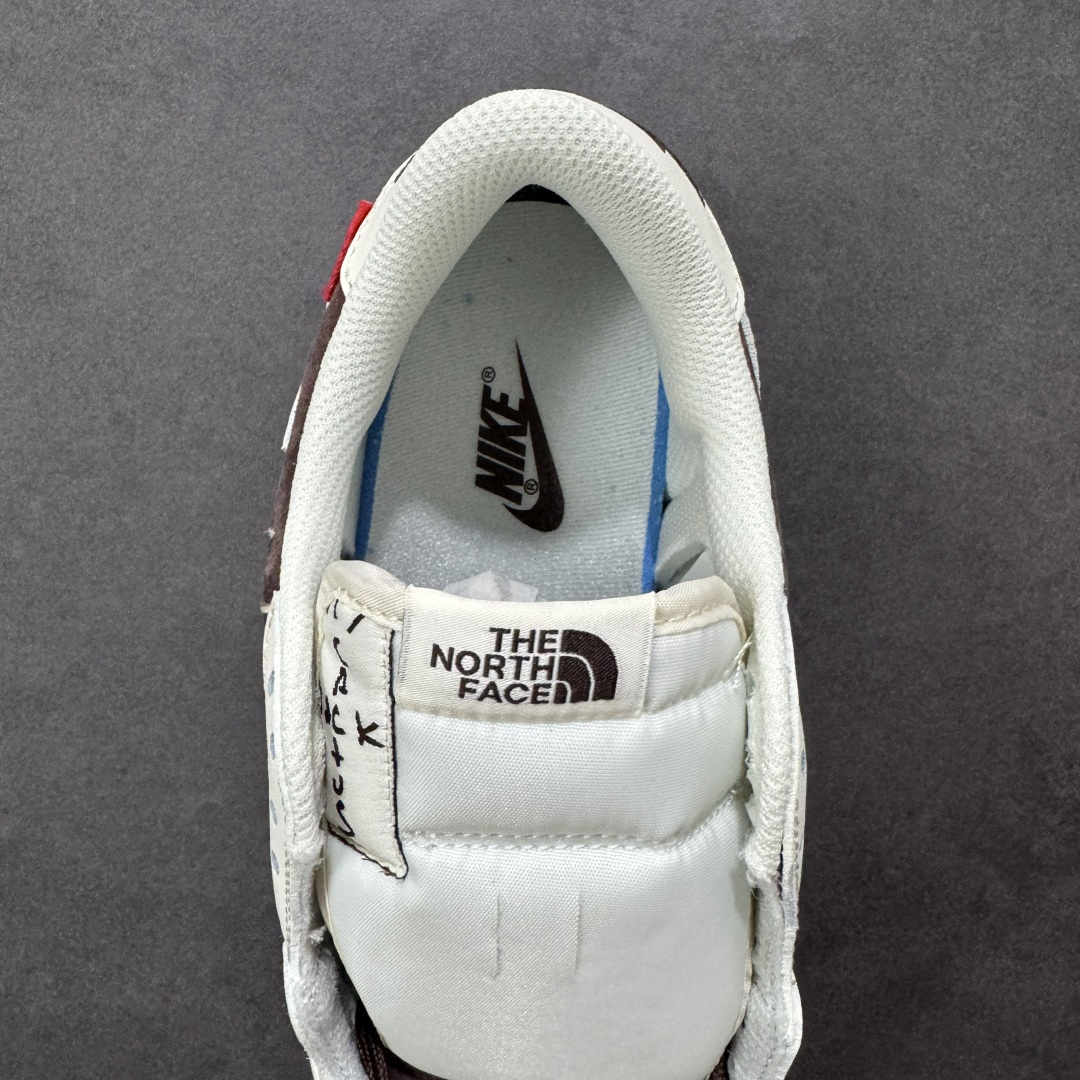 图片[7]-【定制版】Travis Scott x Fragment Design x Jordan Air Jordan 1 Low OG SP “北面三方联名-米棕猪八革” 多方联名合作融合了Travi灰勾s Scott 独特的音乐风格，藤原浩个性的设计风格以及Jordan品牌的经典元素 使其成为一双具有独特身份和价值的鞋子 清新而立体的外观加上联名标识更突出了其独特身份 这种配色方案显示出活力和时尚感 在视觉上引人注目 鞋身的质感和细腻的细节处理使其显得高端而格调十足 这款“倒钩”联名是设计与创意完美结合 融合多方的个性风格是一款备受瞩目的潮流鞋款 低帮休闲板鞋 定制鞋盒 大厂纯原品质出货 超高清洁度 皮料切割干净无任何毛边 细节完美 货号： DM7866-121 尺码： 36 36.5 37.5 38 38.5 39 40 40.5 41 42 42.5 43 44 44.5 45-选品中心