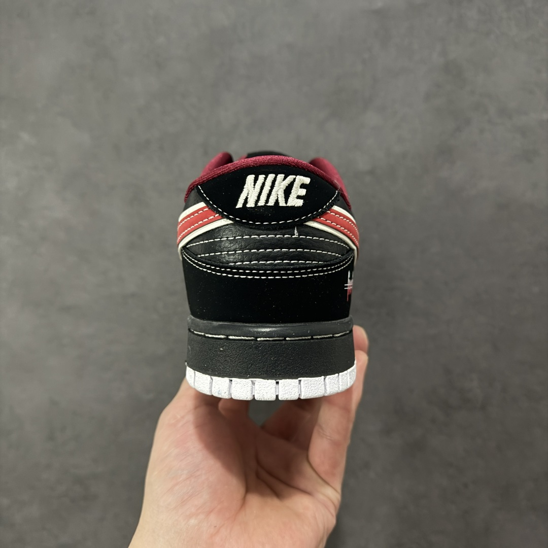 图片[4]-【定制版】Nike SB Dunk Low“字母黑红勾” 周年高端定制 低帮休闲板鞋 定制鞋盒 大厂纯原品质出货 超高清洁度 皮料切割干净无任何毛边 细节完美 货号：KK1333-051 尺码：36 36.5 37.5 38 38.5 39 40 40.5 41 42 42.5 43 44 44.5 45-选品中心