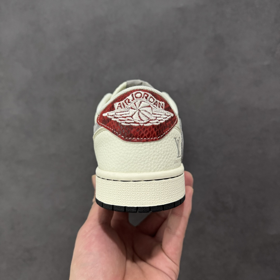 图片[4]-【定制版】Travis Scott x Jordan 1 Low “LV联名——印花米灰红” 高端定制 乔丹倒勾低帮休闲板鞋 大厂纯原品质出货 纯正版型 定制鞋盒 皮料切割干净无任何毛边 细节完美 超高清洁度 货号：QW5088-209 尺码：36 36.5 37.5 38 38.5 39 40 40.5 41 42 42.5 43 44 44.5 45-选品中心