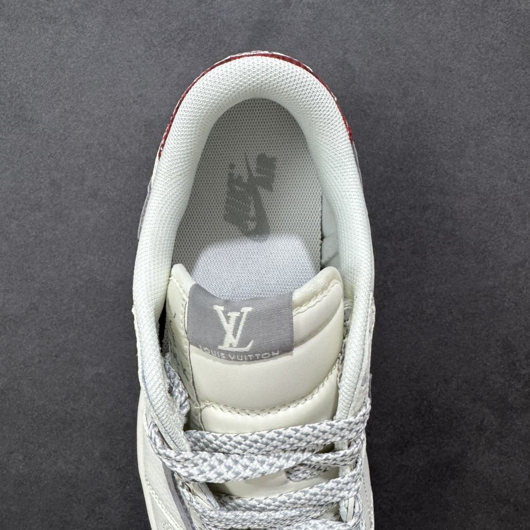 图片[7]-【定制版】Travis Scott x Jordan 1 Low “LV联名——印花米灰红” 高端定制 乔丹倒勾低帮休闲板鞋 大厂纯原品质出货 纯正版型 定制鞋盒 皮料切割干净无任何毛边 细节完美 超高清洁度 货号：QW5088-209 尺码：36 36.5 37.5 38 38.5 39 40 40.5 41 42 42.5 43 44 44.5 45-选品中心