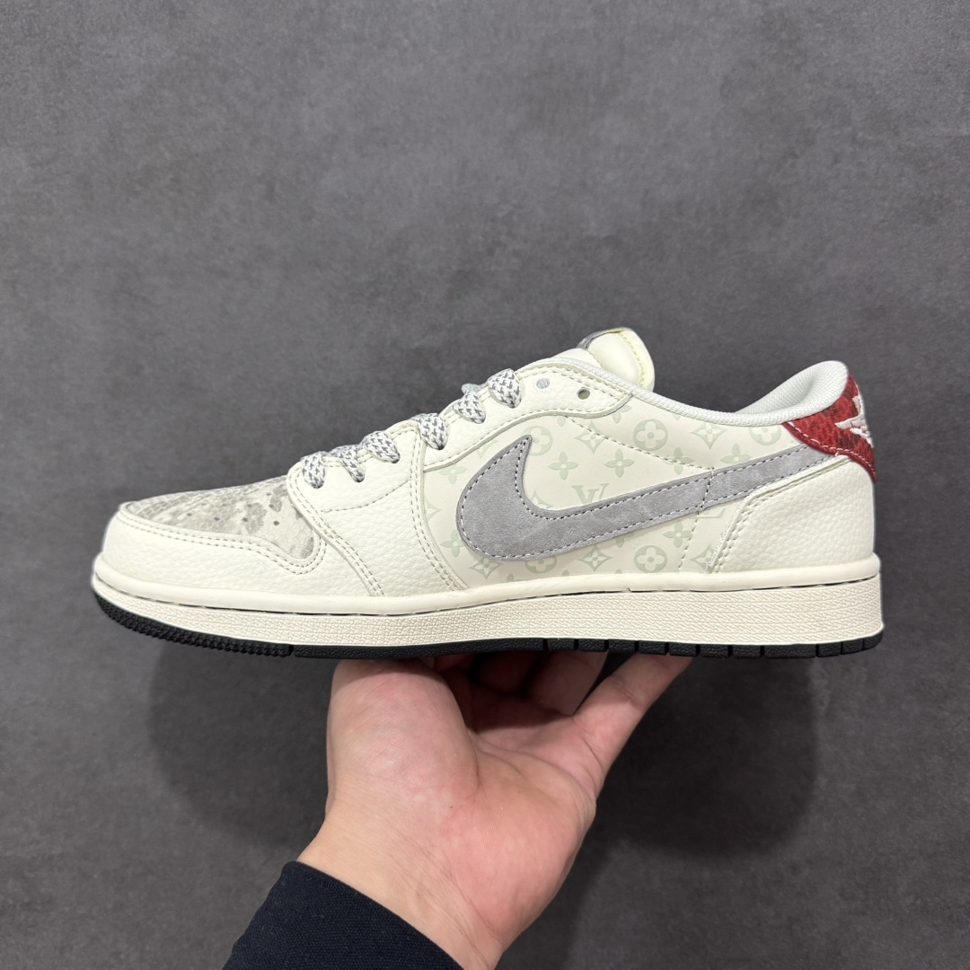 图片[2]-【定制版】Travis Scott x Jordan 1 Low “LV联名——印花米灰红” 高端定制 乔丹倒勾低帮休闲板鞋 大厂纯原品质出货 纯正版型 定制鞋盒 皮料切割干净无任何毛边 细节完美 超高清洁度 货号：QW5088-209 尺码：36 36.5 37.5 38 38.5 39 40 40.5 41 42 42.5 43 44 44.5 45-选品中心