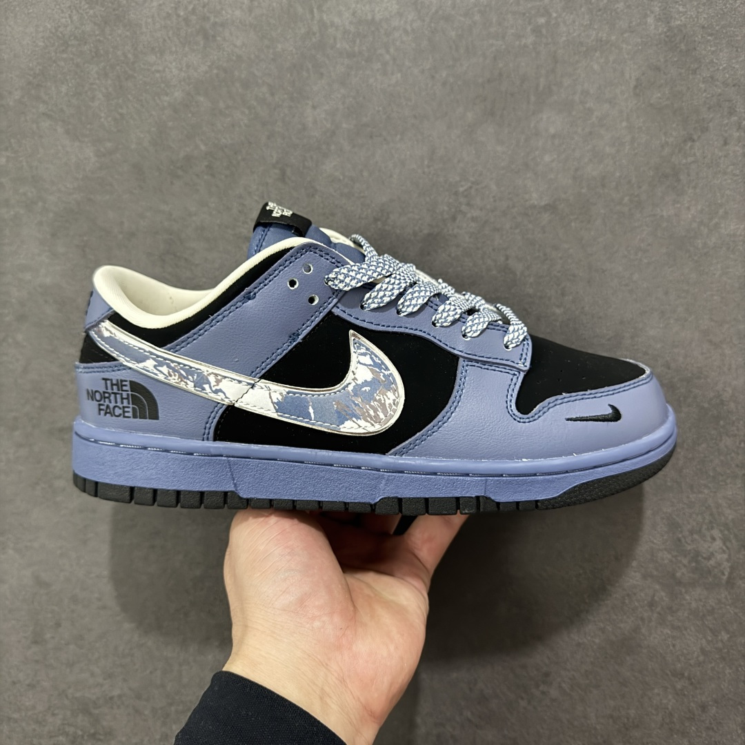 【定制版】Nike SB Dunk Low “路易威登联名------雾霾蓝银勾” 反光效果 高端定制 低帮休闲板鞋 定制鞋盒 大厂纯原品质出货 超高清洁度 皮料切割干净无任何毛边 细节完美 货号:DJ1988-002 尺码:36 36.5 37.5 38 38.5 39 40 40.5 41 42 42.5 43 44 44.5 45-选品中心