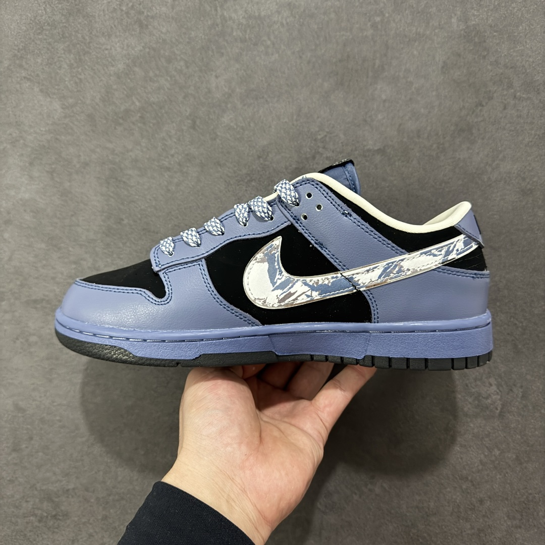 图片[2]-【定制版】Nike SB Dunk Low “路易威登联名——雾霾蓝银勾” 反光效果 高端定制 低帮休闲板鞋 定制鞋盒 大厂纯原品质出货 超高清洁度 皮料切割干净无任何毛边 细节完美 货号：DJ1988-002 尺码：36 36.5 37.5 38 38.5 39 40 40.5 41 42 42.5 43 44 44.5 45-选品中心