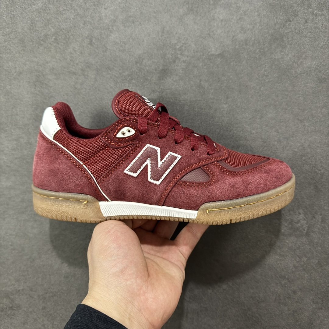 【纯原福利】New Balance NB 600 休闲舒适 耐磨轻便 低帮 板鞋 男女同款 黑白 以更纯粹的复古风格设计打造的全新造型。侧身还以解构设计,将 N 字标志以做旧压花样式呈现,样式别具新意。而麂皮、冲孔皮革的塑造,则呈现出高级怀旧气质,也让鞋款在奢华时装风格与运动氛围之间达到了平衡。 货号:NM600SPA 尺码:36 37 38 39 40 41 42 43 44 45 编码:GLB220230-选品中心