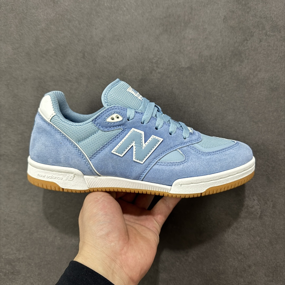 【纯原福利】New Balance NB 600 休闲舒适 耐磨轻便 低帮 板鞋 男女同款 黑白 以更纯粹的复古风格设计打造的全新造型。侧身还以解构设计,将 N 字标志以做旧压花样式呈现,样式别具新意。而麂皮、冲孔皮革的塑造,则呈现出高级怀旧气质,也让鞋款在奢华时装风格与运动氛围之间达到了平衡。 货号:NM600BBG 尺码:36 37 38 39 40 41 42 43 44 45 编码:GLB220230-选品中心