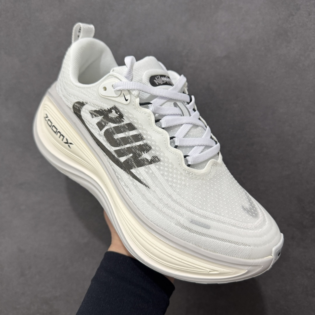 图片[3]-【公司级】Nike Vomero Plus 耐克 佛莫罗 低帮 橙色 时尚舒适网布防滑耐磨低邦跑步鞋 鞋面采用透气网布材质，贴合脚型且包裹感适中，鞋身两侧Swoosh Logox采用黑色点缀，搭载Zoom Air气垫与Reacts中底组合，脚感软弹轻盈，走路或慢跑时缓震反馈明显，减轻脚部压力；支撑性强鞋身结构稳固，后跟TPU加固设计增强稳定性，足弓处贴合支撑，复古运动风设计，配色简约大气，鞋型利落不臃肿，日常穿搭兼具功能性与潮流感；耐磨性好橡胶大底纹路清晰，抓地力强，使用寿命较长。 货号：IH2268-100 尺码：36 36.5 37.5 38 38.5 39 40 40.5 41 42 42.5 43 44 44.5 45 46 编码：XSB220230-选品中心