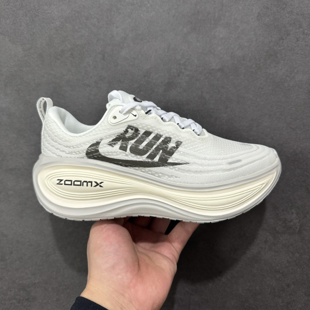 【公司级】Nike Vomero Plus 耐克 佛莫罗 低帮 橙色 时尚舒适网布防滑耐磨低邦跑步鞋 鞋面采用透气网布材质,贴合脚型且包裹感适中,鞋身两侧Swoosh Logox采用黑色点缀,搭载Zoom Air气垫与Reacts中底组合,脚感软弹轻盈,走路或慢跑时缓震反馈明显,减轻脚部压力;支撑性强鞋身结构稳固,后跟TPU加固设计增强稳定性,足弓处贴合支撑,复古运动风设计,配色简约大气,鞋型利落不臃肿,日常穿搭兼具功能性与潮流感;耐磨性好橡胶大底纹路清晰,抓地力强,使用寿命较长。 货号:IH2268-100 尺码:36 36.5 37.5 38 38.5 39 40 40.5 41 42 42.5 43 44 44.5 45 46 编码:XSB220230-选品中心