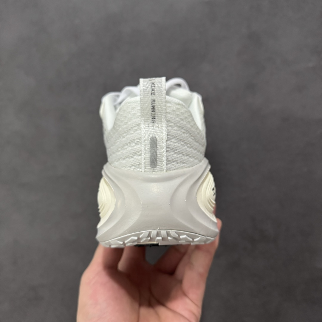 图片[4]-【公司级】Nike Vomero Plus 耐克 佛莫罗 低帮 橙色 时尚舒适网布防滑耐磨低邦跑步鞋 鞋面采用透气网布材质，贴合脚型且包裹感适中，鞋身两侧Swoosh Logox采用黑色点缀，搭载Zoom Air气垫与Reacts中底组合，脚感软弹轻盈，走路或慢跑时缓震反馈明显，减轻脚部压力；支撑性强鞋身结构稳固，后跟TPU加固设计增强稳定性，足弓处贴合支撑，复古运动风设计，配色简约大气，鞋型利落不臃肿，日常穿搭兼具功能性与潮流感；耐磨性好橡胶大底纹路清晰，抓地力强，使用寿命较长。 货号：IH2268-100 尺码：36 36.5 37.5 38 38.5 39 40 40.5 41 42 42.5 43 44 44.5 45 46 编码：XSB220230-选品中心