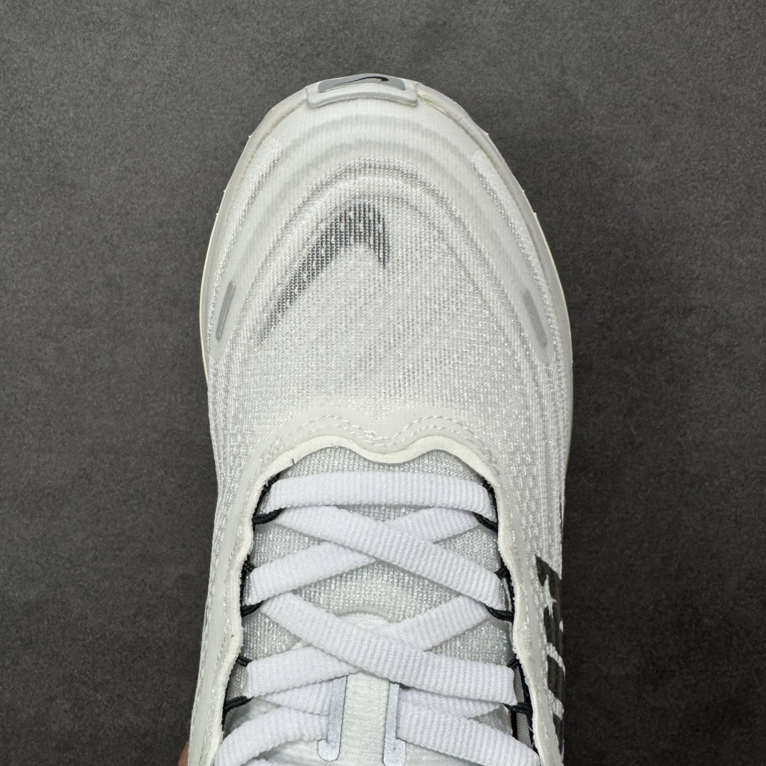 图片[8]-【公司级】Nike Vomero Plus 耐克 佛莫罗 低帮 橙色 时尚舒适网布防滑耐磨低邦跑步鞋 鞋面采用透气网布材质，贴合脚型且包裹感适中，鞋身两侧Swoosh Logox采用黑色点缀，搭载Zoom Air气垫与Reacts中底组合，脚感软弹轻盈，走路或慢跑时缓震反馈明显，减轻脚部压力；支撑性强鞋身结构稳固，后跟TPU加固设计增强稳定性，足弓处贴合支撑，复古运动风设计，配色简约大气，鞋型利落不臃肿，日常穿搭兼具功能性与潮流感；耐磨性好橡胶大底纹路清晰，抓地力强，使用寿命较长。 货号：IH2268-100 尺码：36 36.5 37.5 38 38.5 39 40 40.5 41 42 42.5 43 44 44.5 45 46 编码：XSB220230-选品中心