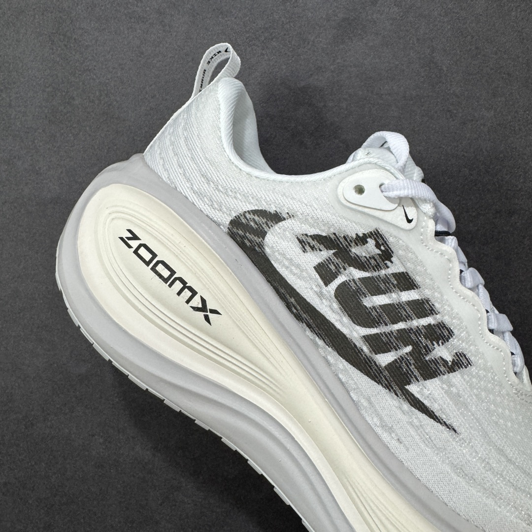 图片[6]-【公司级】Nike Vomero Plus 耐克 佛莫罗 低帮 橙色 时尚舒适网布防滑耐磨低邦跑步鞋 鞋面采用透气网布材质，贴合脚型且包裹感适中，鞋身两侧Swoosh Logox采用黑色点缀，搭载Zoom Air气垫与Reacts中底组合，脚感软弹轻盈，走路或慢跑时缓震反馈明显，减轻脚部压力；支撑性强鞋身结构稳固，后跟TPU加固设计增强稳定性，足弓处贴合支撑，复古运动风设计，配色简约大气，鞋型利落不臃肿，日常穿搭兼具功能性与潮流感；耐磨性好橡胶大底纹路清晰，抓地力强，使用寿命较长。 货号：IH2268-100 尺码：36 36.5 37.5 38 38.5 39 40 40.5 41 42 42.5 43 44 44.5 45 46 编码：XSB220230-选品中心