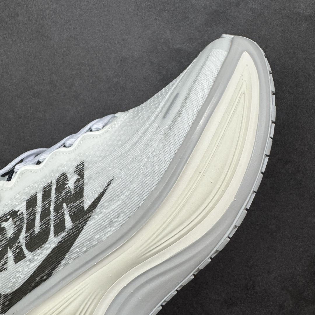 图片[5]-【公司级】Nike Vomero Plus 耐克 佛莫罗 低帮 橙色 时尚舒适网布防滑耐磨低邦跑步鞋 鞋面采用透气网布材质，贴合脚型且包裹感适中，鞋身两侧Swoosh Logox采用黑色点缀，搭载Zoom Air气垫与Reacts中底组合，脚感软弹轻盈，走路或慢跑时缓震反馈明显，减轻脚部压力；支撑性强鞋身结构稳固，后跟TPU加固设计增强稳定性，足弓处贴合支撑，复古运动风设计，配色简约大气，鞋型利落不臃肿，日常穿搭兼具功能性与潮流感；耐磨性好橡胶大底纹路清晰，抓地力强，使用寿命较长。 货号：IH2268-100 尺码：36 36.5 37.5 38 38.5 39 40 40.5 41 42 42.5 43 44 44.5 45 46 编码：XSB220230-选品中心