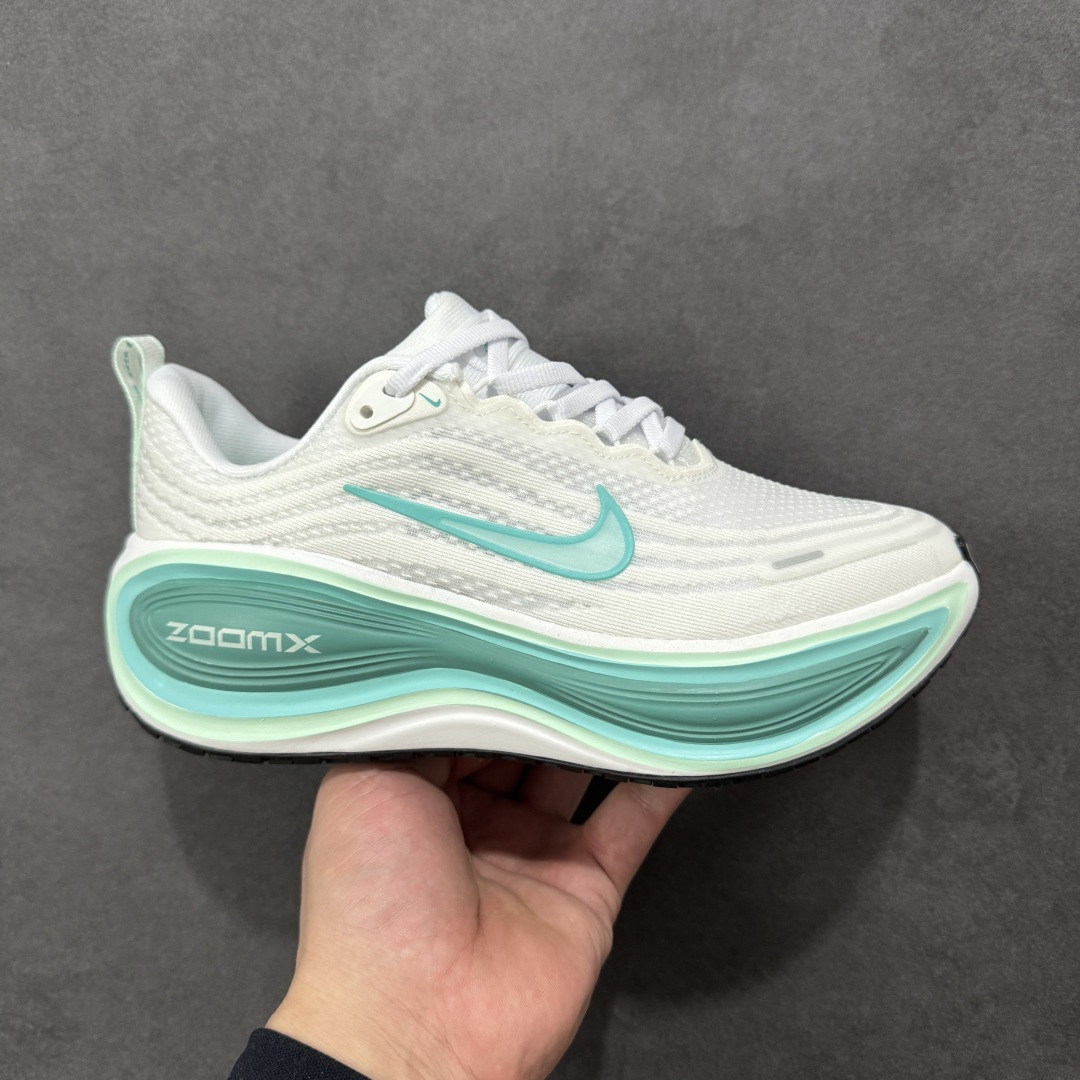 【公司级】Nike VOMERO PLUS 耐克 舒适减震防滑 低帮跑步鞋 全掌ReactX泡绵中底 前掌和后跟还配备了Air Zoom气垫单元 据说跑起来更快更舒适哦 这次最大的升级点 首次引入了ReactX泡绵 货号:HV8154-100 尺码:36 36.5 37.5 38 38.5 39 40 40.5 41 42 42.5 43 44 45 46-选品中心