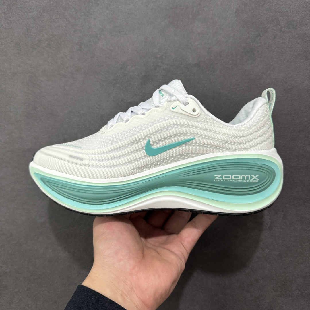 图片[2]-【公司级】Nike VOMERO PLUS 耐克 舒适减震防滑 低帮跑步鞋 全掌ReactX泡绵中底 前掌和后跟还配备了Air Zoom气垫单元 据说跑起来更快更舒适哦 这次最大的升级点 首次引入了ReactX泡绵 货号：HV8154-100 尺码：36 36.5 37.5 38 38.5 39 40 40.5 41 42 42.5 43 44 45 46-选品中心